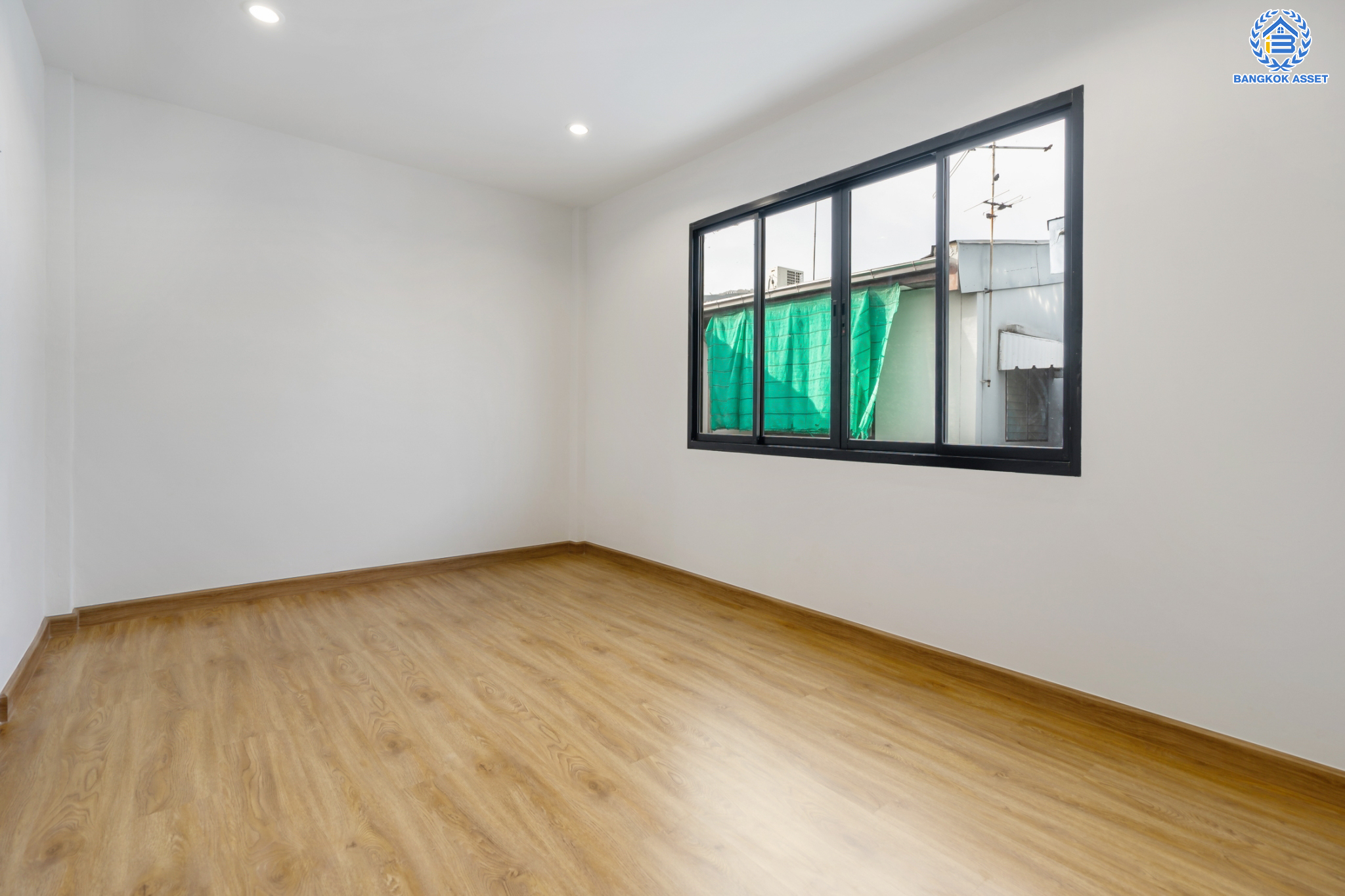 บ้านมือสองตกแต่งใหม่ ม.อิ่มอัมพร ราชพฤกษ์ เนื้อที่ 27 ตร.ว. ฟังก์ชันพร้อมทุกการเข้าอยู่ 3 ห้องนอน 2 ห้องน้ำ 1 ที่จอดรถ พร้อมรองรับทุกการอยู่อาศัย บนทำเลศักยภาพ ติดถนนราชพฤกษ์ เชื่อมต่อได้หลายเส้นทาง และใกล้รถไฟฟ้าสายสีน้ำเงิน "สถานีจรัญฯ13"...